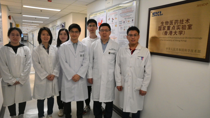 A research team from HKUMed develops a nanoparticle-based targeted drug delivery system for treatment of obesity and atherosclerosis. The research team members include: (from left) Dr Zhang Yaming, Dr Cheong Lai-yee, Wang Qin, Dr Wang Weiping, Dr Jin Leigang, Professor Xu Aimin and Dr Chen Kang.
 